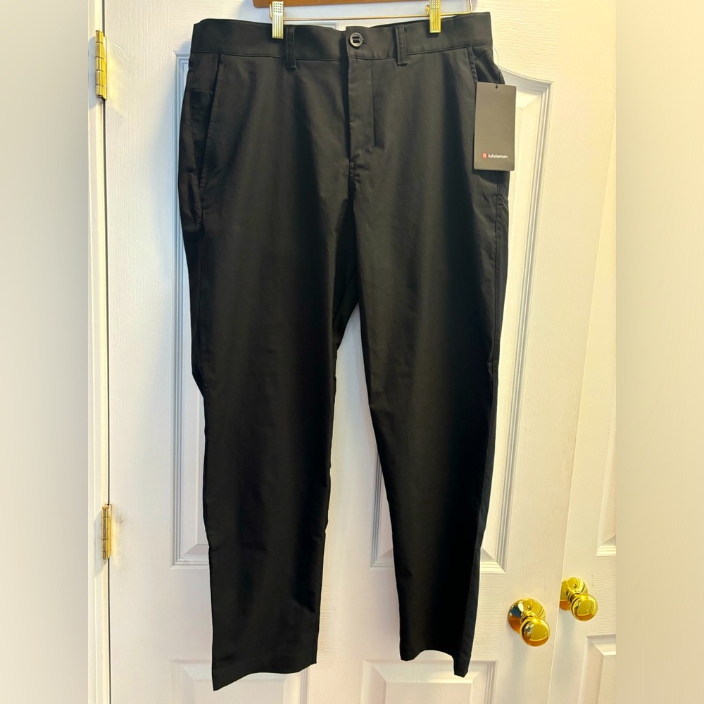 NWT men’s Lululemon Relaxed Tapered Trouser size 34 black